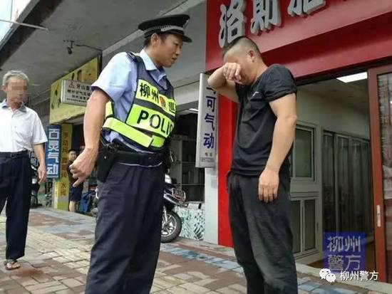 男子当街又跪又哭又躺 只为求女子帮忙私刻公章