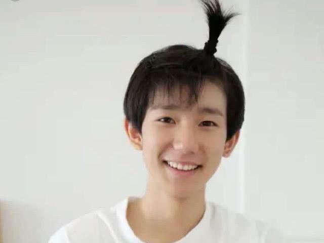 TFBOYS卸妆素颜照:王源软萌,千玺逆袭,王俊凯