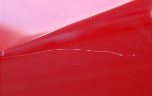 这种剐蹭就没必要去4s店了 指甲油就能解决