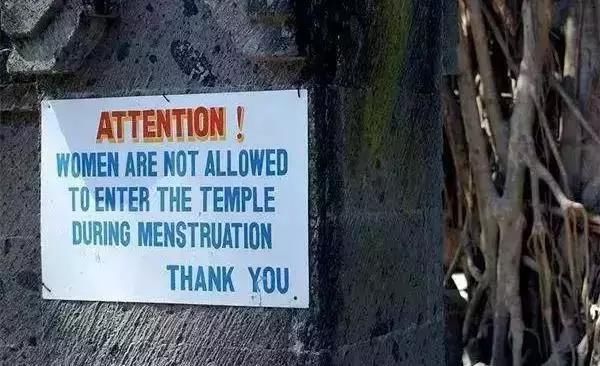 印度男神阿米尔汗手举卫生巾拍照,这是什么操