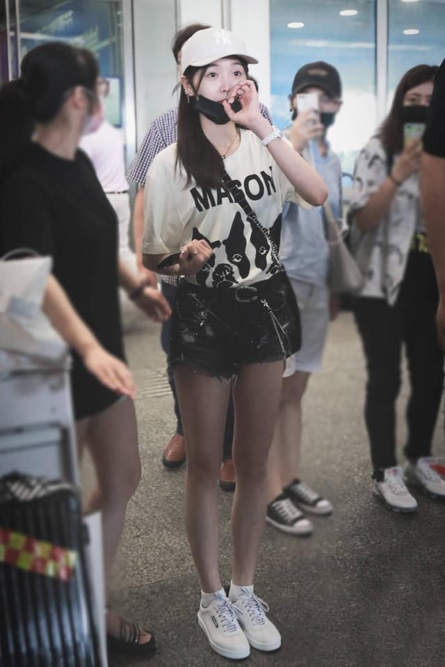 宣仪总算想通了,终于不在短裤里面穿安全裤,网