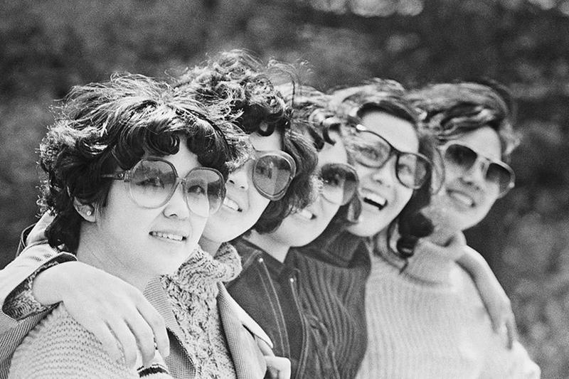 到了八十年代，中国终于改革开放了，一切都从文革的禁锢中解放出来。年轻女性开始借助喇叭裤、牛仔裤、墨镜、跳舞等张扬自己的个性。图为1981年，北京八大处，戴蛤蟆镜的时髦女郎。