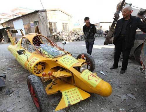 浙江男子朱润强在家里建造了这辆F1式赛车，但他只敢在夜间在街头测试自己的发明，因为那时候车辆最少。朱润明没有驾照，他的赛车也属违法建造，为此他被当场罚款500元，被拘留5天，赛车也被没收。