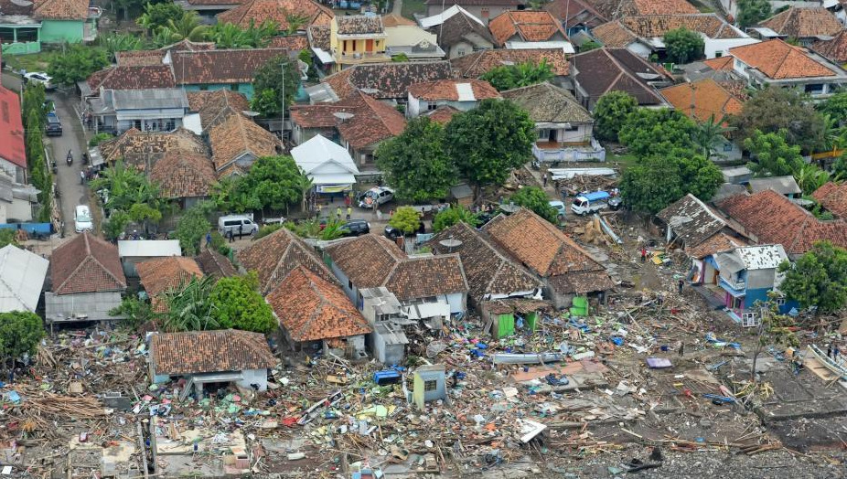 当地时间22日晚，印尼巽他海峡发生海啸，灾区搜救和疏散工作仍在继续。截至目前，海啸已造成超过400人死亡。
