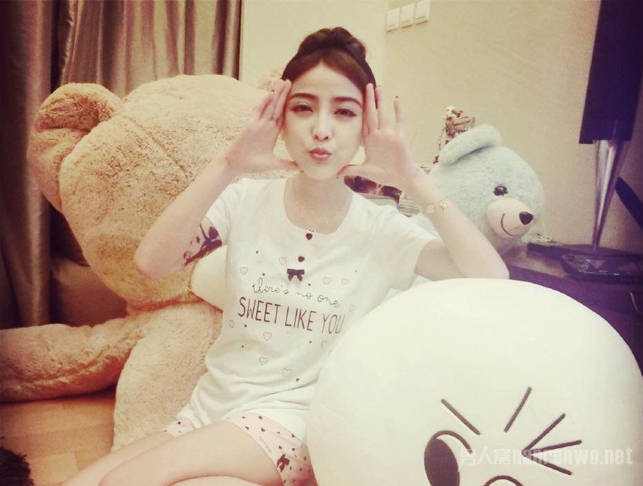 王思聪夜店摸女模 又双上热搜了!