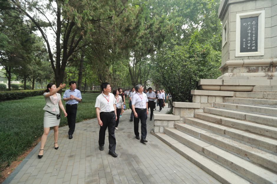 宣誓后,在工作人员的带领下,代表团瞻仰了纪念塔和陵园,聆听学习英烈事迹和精神。记者 王长坤 摄