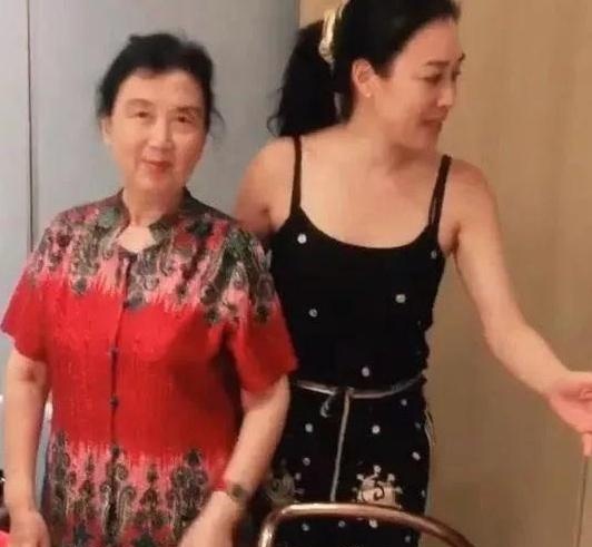48 years old of Zhong Liti spend birthday to 58 years old of mother-in-laws, busy before busy hind v