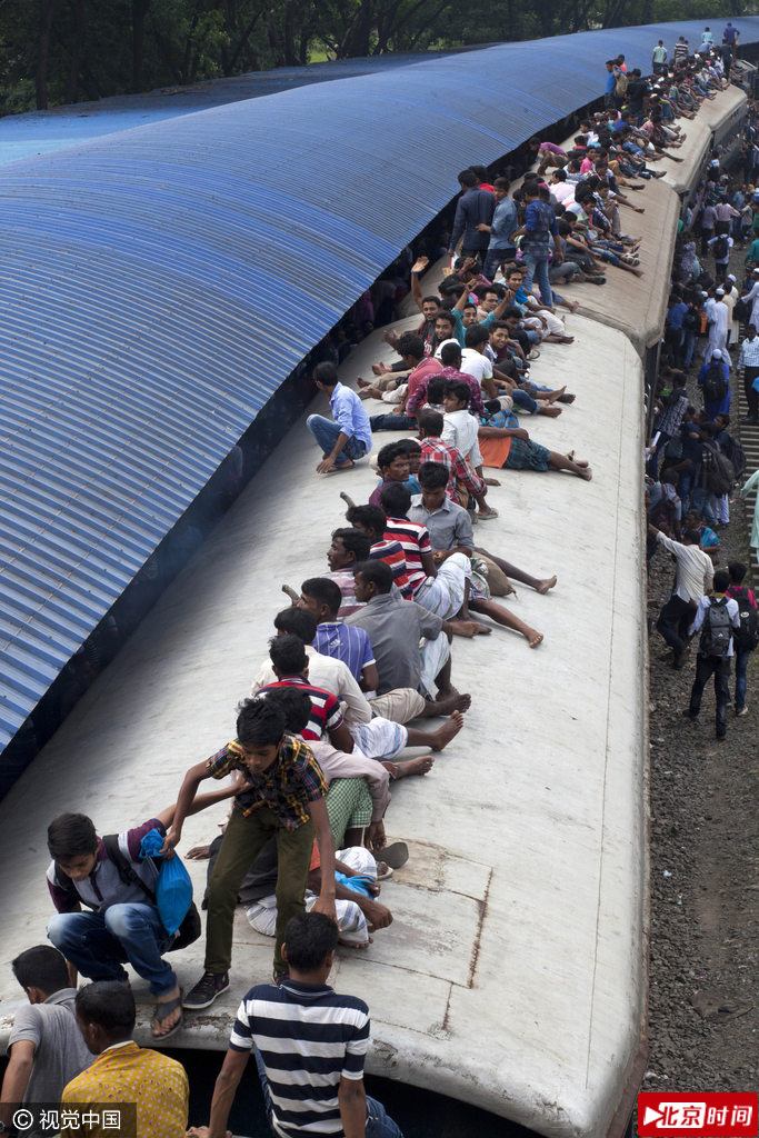 穆斯林传统佳节“宰牲节”即将来临，人们纷纷乘上拥挤的火车赶回家欢度节日，连火车顶部也是人山人海。