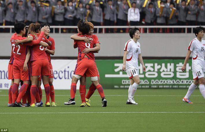 韩朝足球赛 朝鲜4万观众统一服装助威