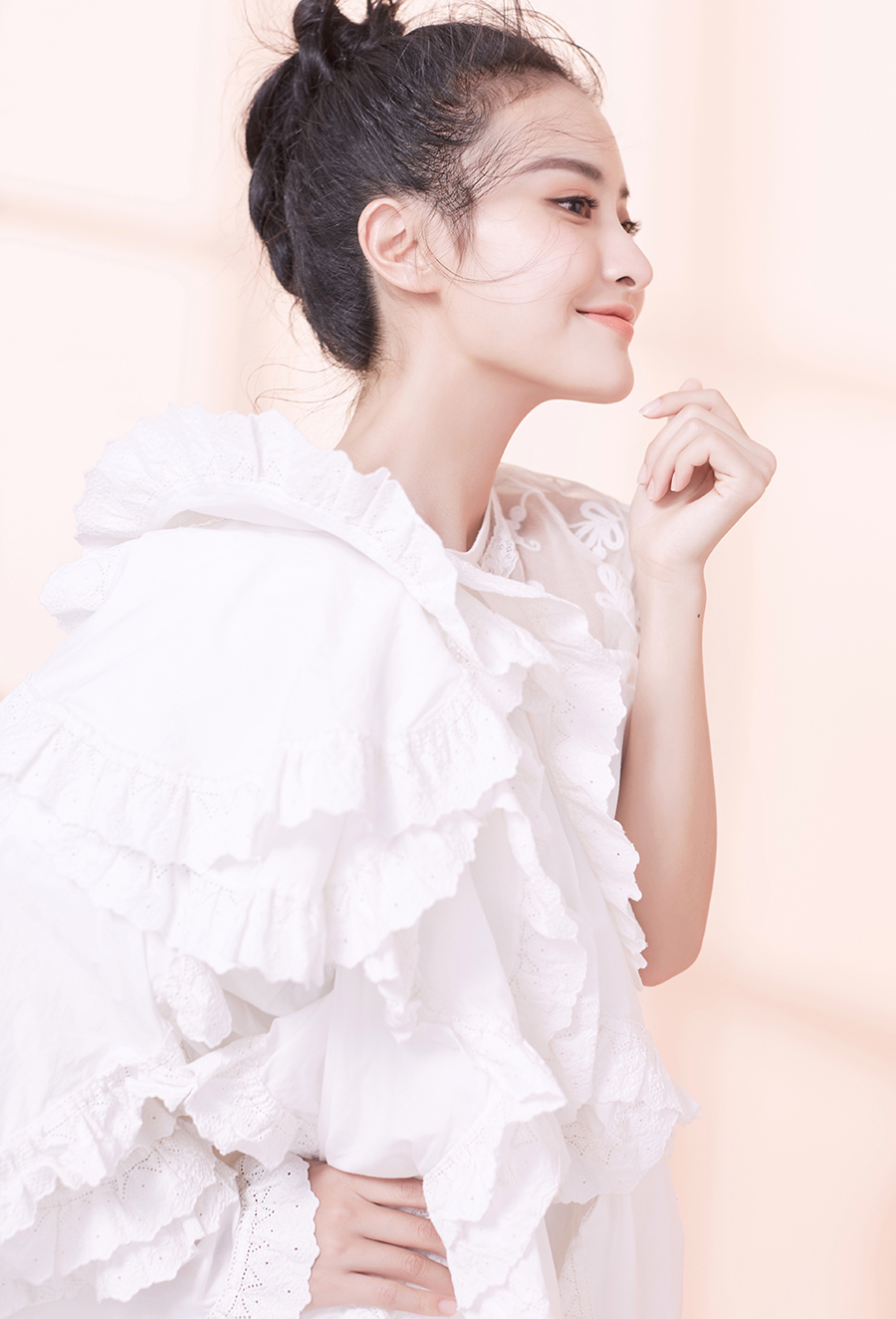 赖雨蒙夏日写真曝光 轻俏丸子头清新消夏