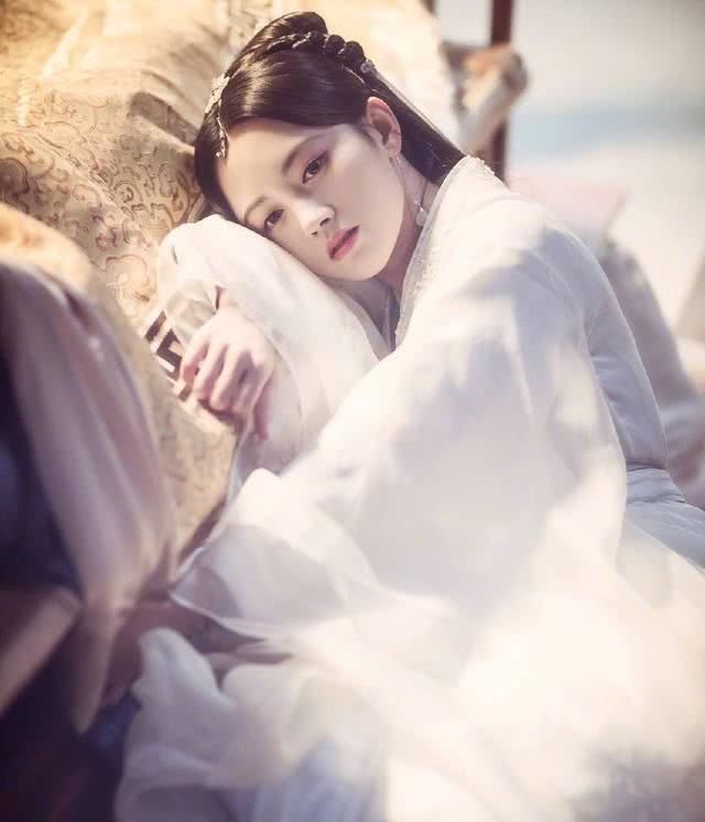 3位白素贞扮演者:刘涛80分,赵雅芝100分,而她