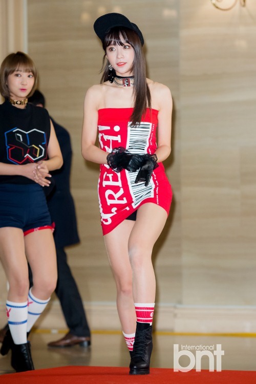 1月20日下午，韩国“第30届金唱片大赏”红毯仪式在首尔东大门区回基洞庆熙大学和平殿堂内举行，SISTAR、EXID、AOA、Red Velvet、iKON、GFRIEND、MONSTA X、CocoSori、Zion.T、少女时代 徐贤、金钟国、全炫茂等组合和歌手纷纷亮相红毯。bnt新闻/供稿 吴婧怡/文 金致允/图。图为EXID组合HaNI