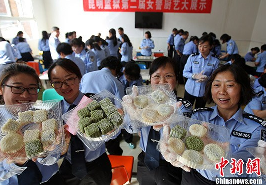 昆明监狱女警做爱心月饼慰问男警