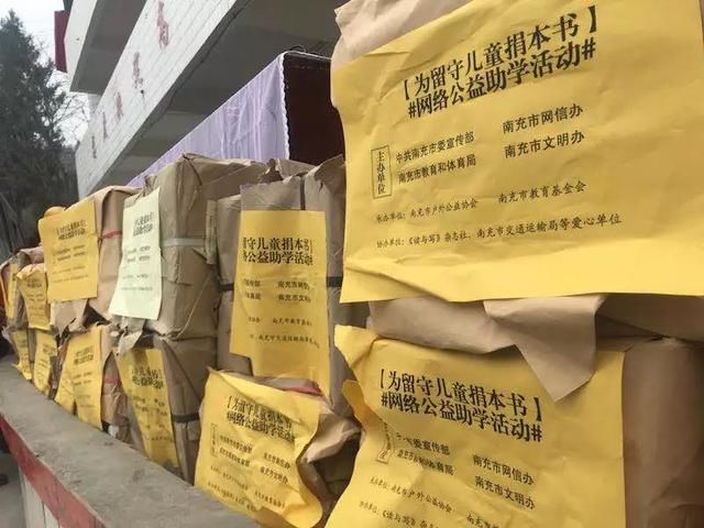 昨天,南充有一群人带着4000余册书籍、315各