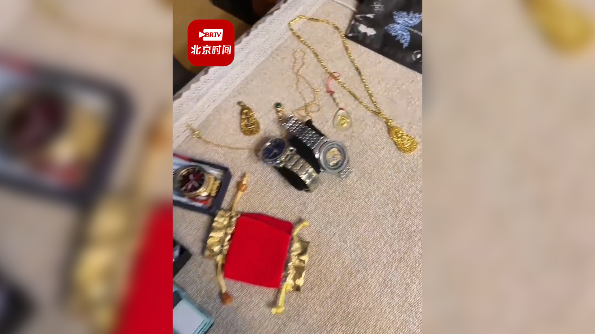 女儿“吐槽”74岁老爸一年花三千块网购：买一堆假项链假金表，但总比打麻将强~