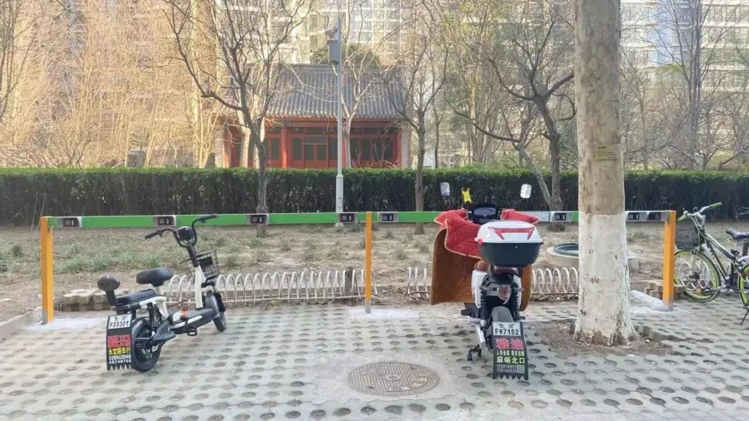 街乡治理“新速度”丨复兴路28号社区为居民安装智能充电桩 街乡治理“新速度”丨复兴路28号社区为居民安装智能充电桩