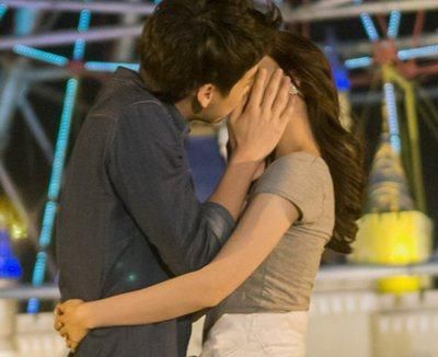 女明星拍吻戏道具,热巴用银行卡,杨颖用保鲜