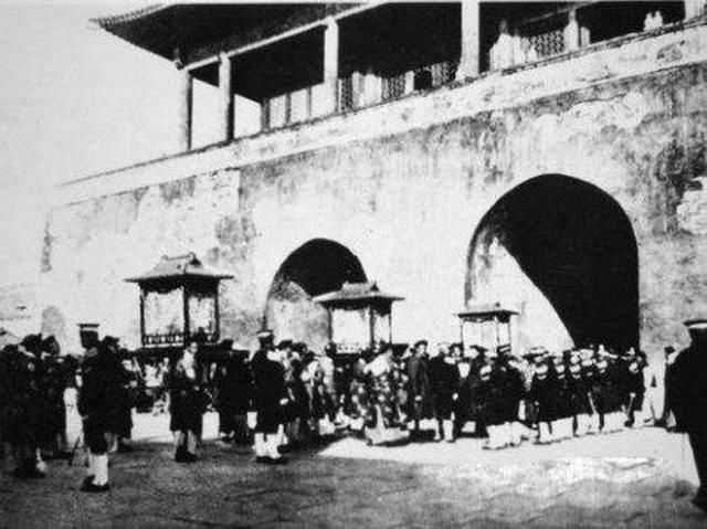 冯玉祥倒戈发动政变,向逐出故宫溥仪开了五个