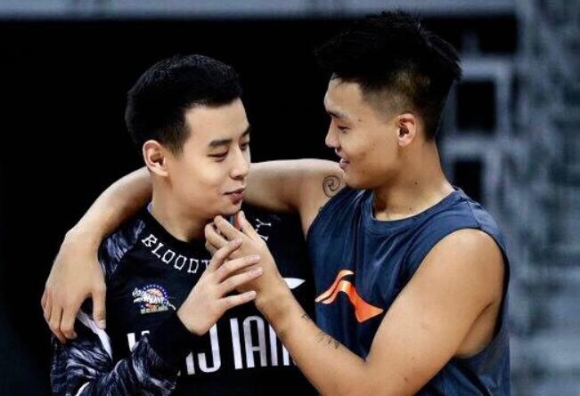 赵睿情人节秀兄弟,晒球场恩爱合影