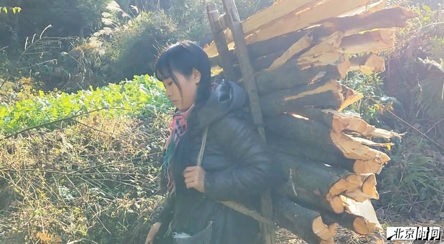 清晨，解古阿星就早早起来，开始了一天的忙碌。解古阿星梦想着有一天能够走出大山，把家乡的腊肉、竹笋等土特产能够卖到外地，但是初中都没毕业的她，另一方面自己的父亲需要有人照顾，又觉得梦想遥不可及。