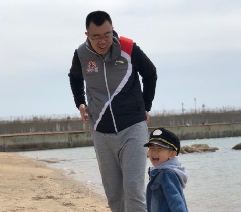 韩德君与儿子外出度假:大韩带小韩的一天