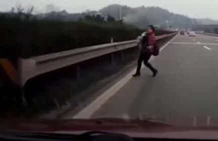 行人横穿高速公路,被正常行驶的车主撞到,到底