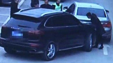 宝马撞上保时捷 普通交通事故却