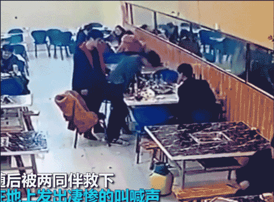 男子醉酒一头扎进滚烫火锅！ 再晚点儿脸就熟了