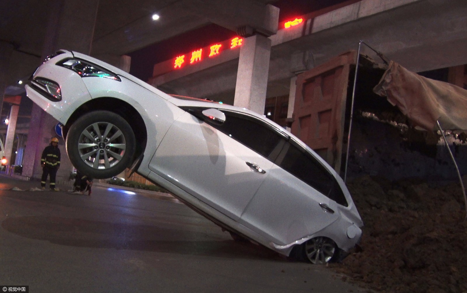 渣土车侧翻连伤6车 轿车翘起姿势如 渣土车侧翻连伤6车 轿车翘起姿势如