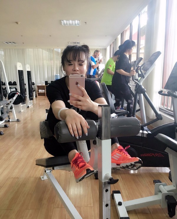 邹市明娇妻冉莹颖晒健身照 好身材一览无遗