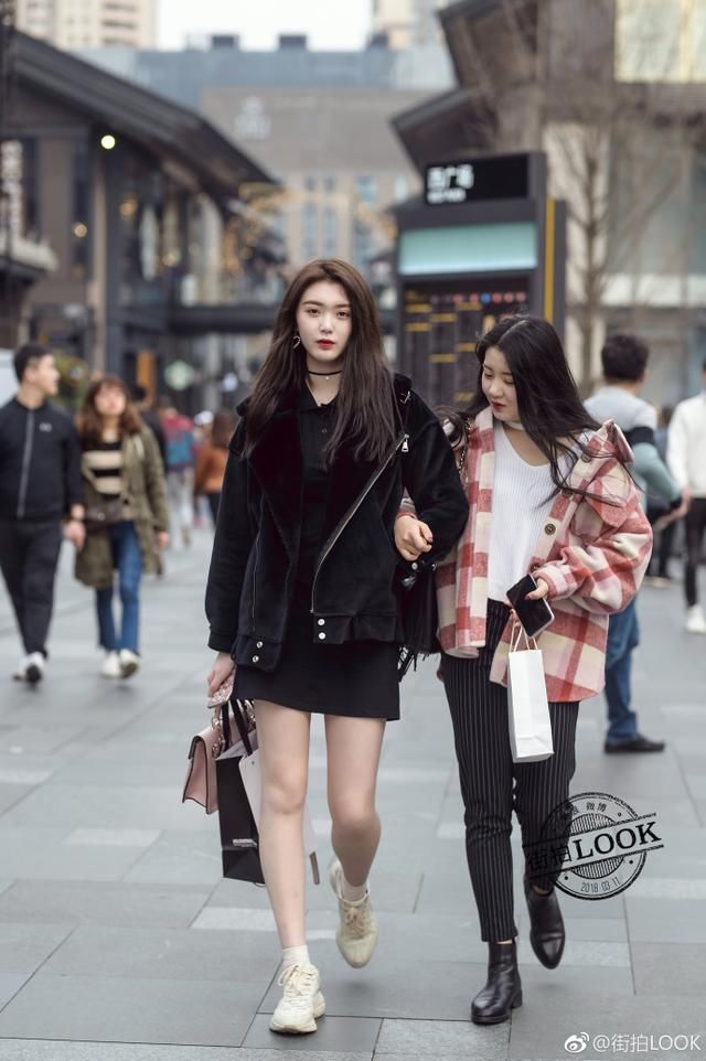 成都街拍:浅绿白条纹连衣裙+灰色马丁靴,亮暗