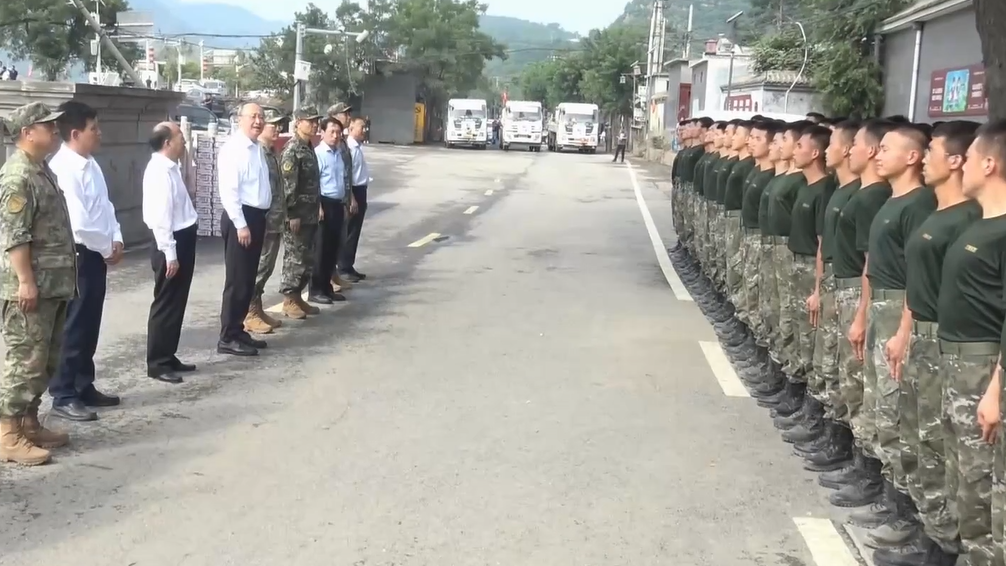 市领导慰问参加抗洪抢险救灾部队和救援队伍