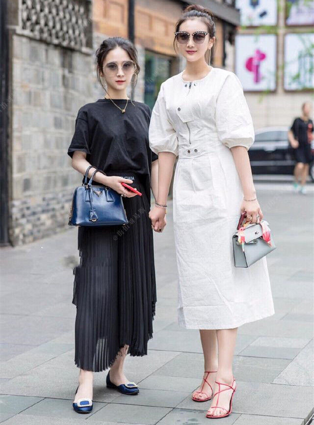 街拍:两位美女非常有明星气质,高挑的身材,时尚