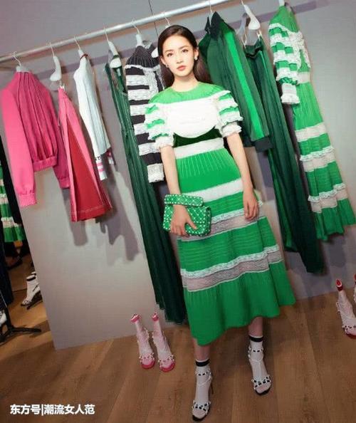 李沁真是绝了,黑色高跟鞋配白色袜子,不料这样