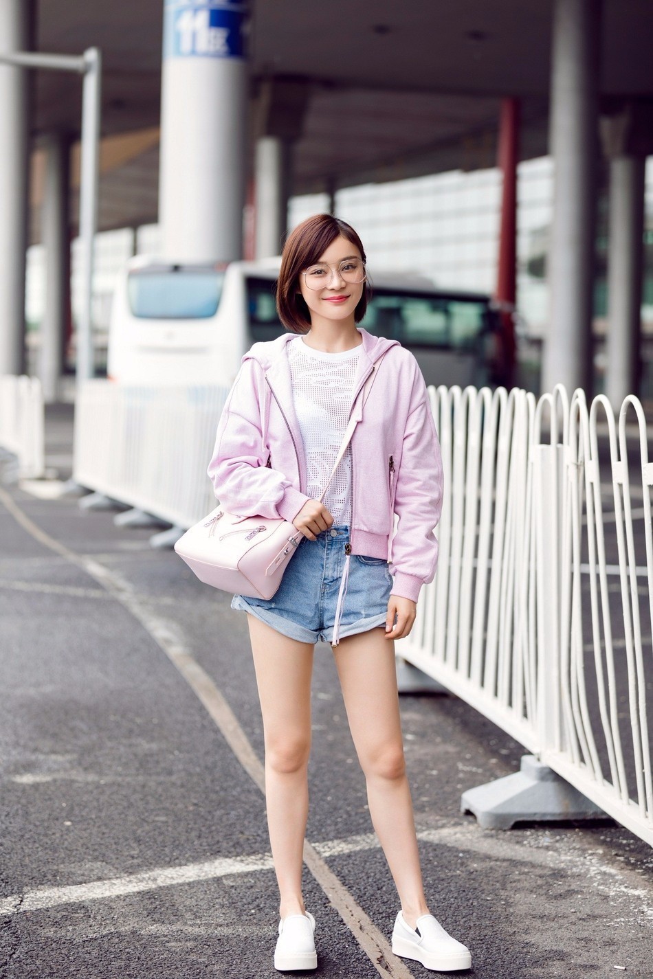 少女风!袁姗姗粉色外套搭牛仔短裤秀美腿