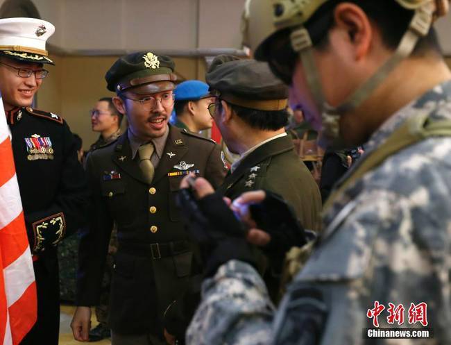 12月3日，北京龙骑兵军事俱乐部迎来了一年一度的军装秀活动，200余名资深军迷穿着多个国家各时期“军服”及警察“制服”盛装出席。该活动已成为军迷交流、学习军事知识的盛大PARTY。