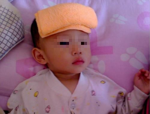 孩子又发烧,宝妈找宝爸帮忙,宝爸:连个孩子都带
