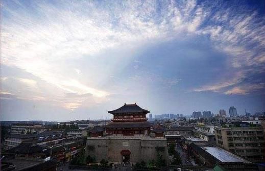 襄阳到宜昌正在修建一条时速350公里高铁,经过