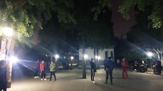 灯光暗、没有小商铺......北京夜游公园这些缺点急待改善 灯光暗、没有小商铺......北京夜游公园这些缺点急待改善