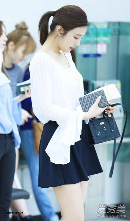 朴秀荣这款白色上衣也是极美的，飘逸的袖子是最大亮点，唯美灵动，配藏蓝色短裙真的很少女。