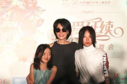 窦靖童洗掉纹身,缘因妹妹整唇成功,网友:羡慕姐