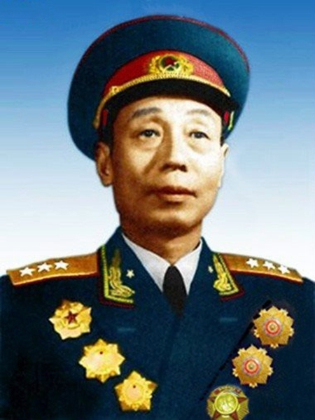 李志民(1906-1987)湖南浏阳县人
1927年4月加入中国共产党。抗日战争爆发后，任抗大第5队队长兼政治教员、组织科和干部科科长。抗日战争胜利后，任冀中军区野战纵队政治委员、晋察冀军区第3纵队政治委员、晋察冀野战军第2纵队政治委员。新中国成立后，于1949年冬兼任陕西军区政治委员，组织领导部队剿匪和参加修建宝（鸡）天（水）铁路及屯田垦荒。1951年初参加抗美援朝战争，任中国人民志愿军第19兵团政治委员，参加第五次战役和秋季防御战。1957年回国后，任解放军高等军事学院副政治委员兼政治部主任、政治委员，致力于军队院校教育事业。1977年任中共中央军委委员。1980年任军委顾问。1955年获一级八一勋章、一级独立自由勋章和一级解放勋章。来源：《中国共产党新闻网》