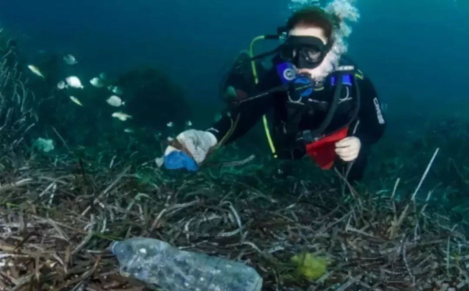 垃圾堆中的美人鱼:他们用1万个塑料瓶,拍出海