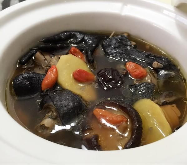 【乌鸡蘑菇汤】