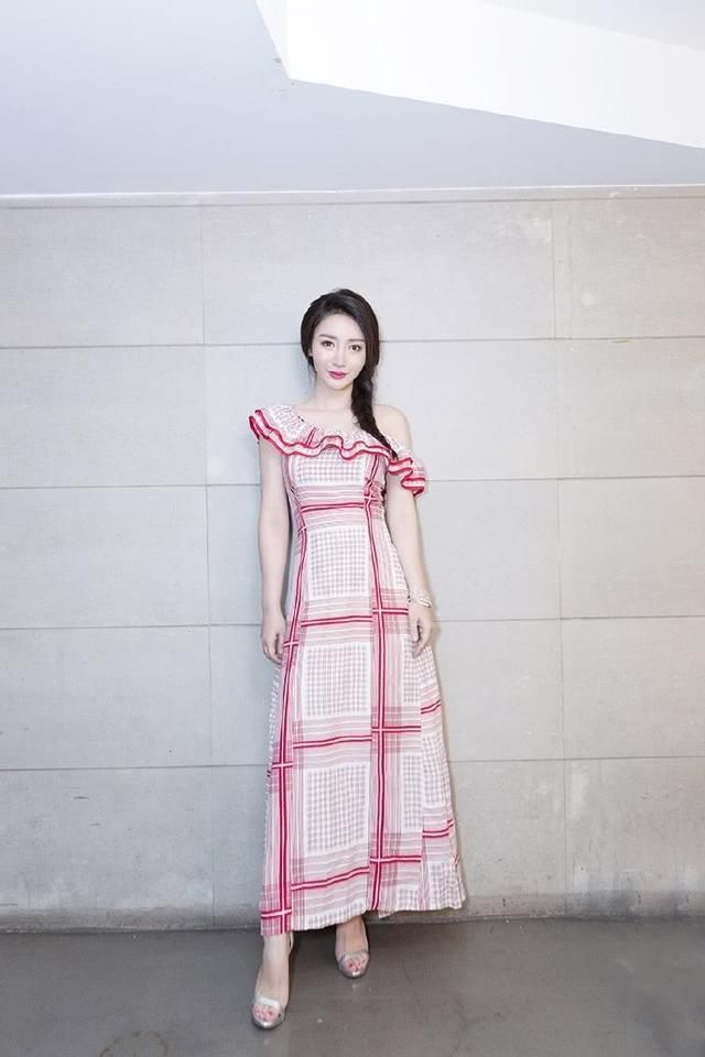 柳岩合影小鲜肉,斜肩礼服少女装却被一顿狠批