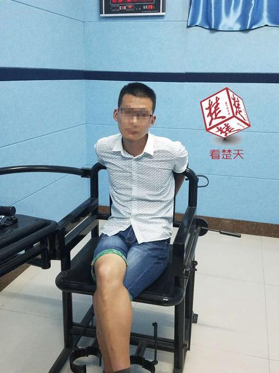 舍不得媳妇套不住流氓!警察带女友约会 舍不得媳妇套不住流氓!警察带女友约会