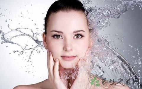 用矿泉水喷脸好吗