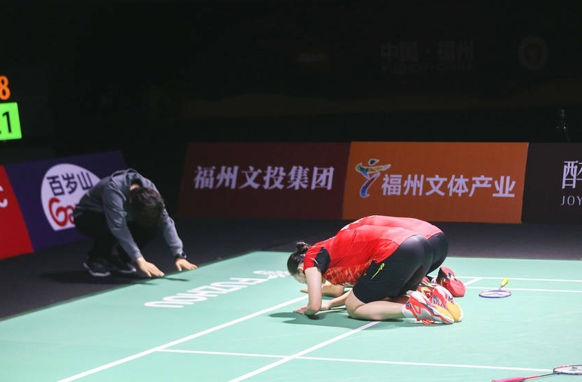 跪地行大礼！韩国女双赢球当场跪谢师恩