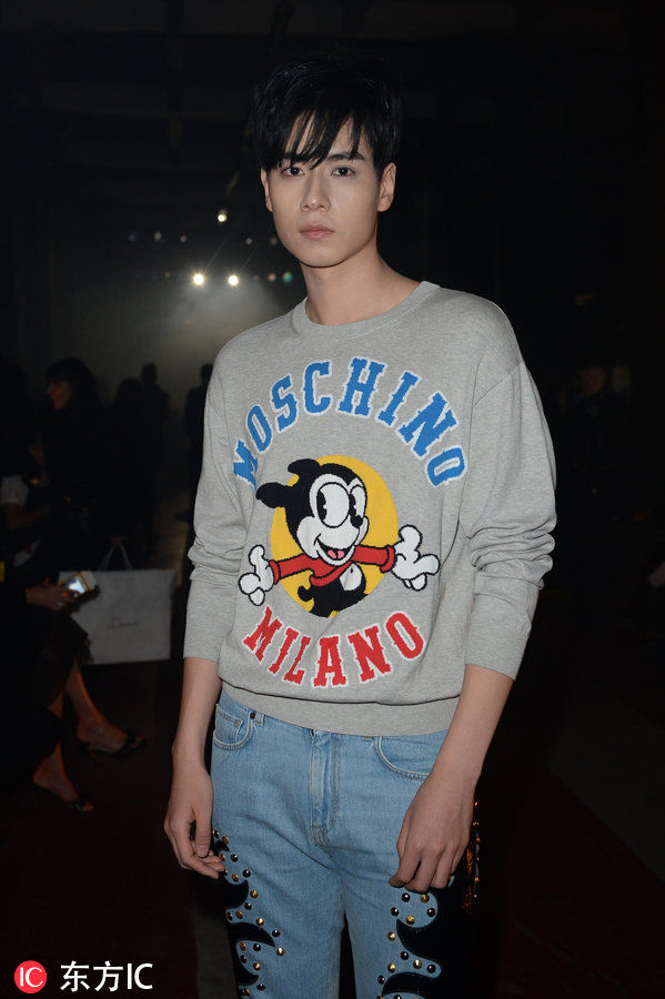 胡一天亮相Moschino秀场 卡通卫衣带你穿越回