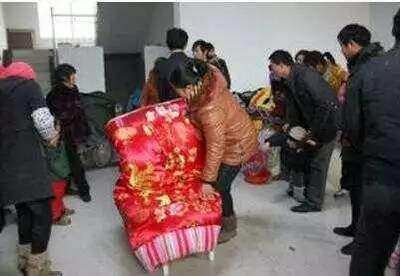 女方要18万彩礼,回礼却是一棉被,男子撕毁被子